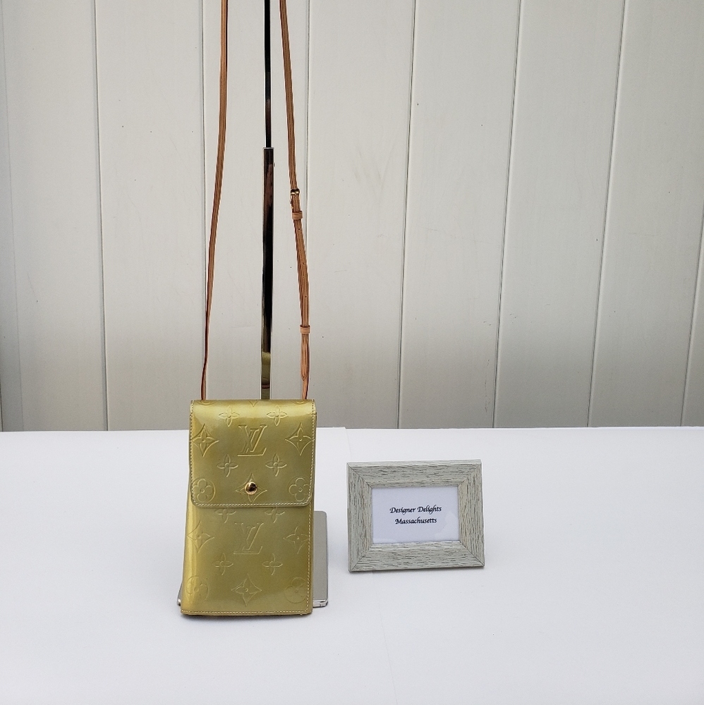 Vernis Walker Trifold Wallet Crossbody